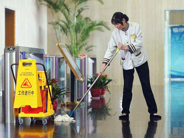 為什么現(xiàn)在很多企業(yè)保潔選擇托管，而不是自招呢？